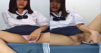 คอลเสียว เบ็ดหีคาชุดนักเรียน คลิปโป๊เสียงไทยแอบรับงานนั่งเบ็ดหีใช้ปากกายัดเข้ารูหีฟิตมากน้ำเงี่ยนหีไหลเยิ้ม
